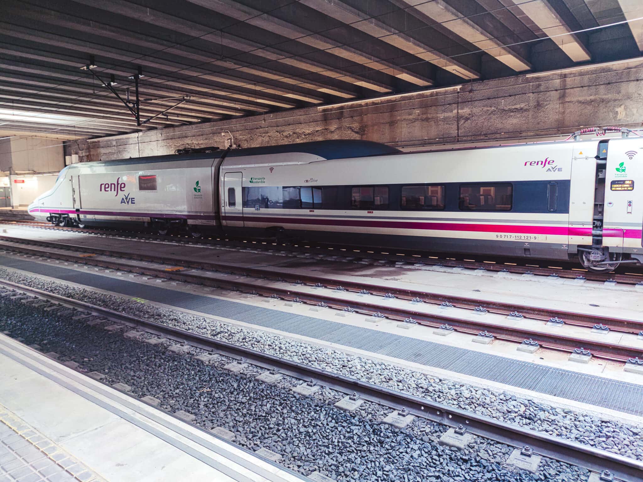 Поезд Renfe на станции Ориуэла (Orihuela) в Испании
